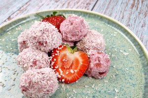 Erdbeer-Kokos Bliss Balls