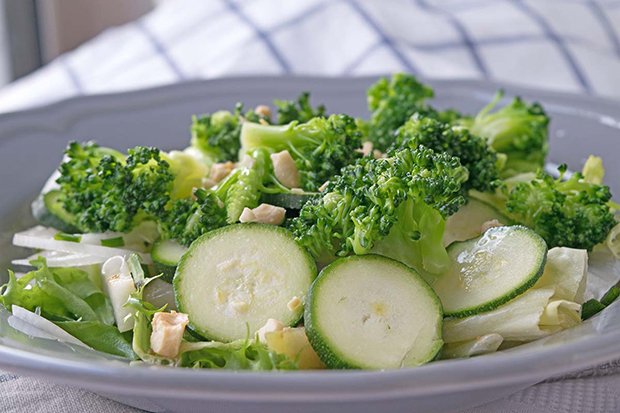 Zucchinisalat mit Broccoli